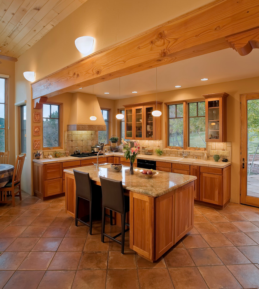 Imagen de cocina de estilo americano con fregadero encastrado, armarios tipo vitrina, puertas de armario de madera oscura y salpicadero beige