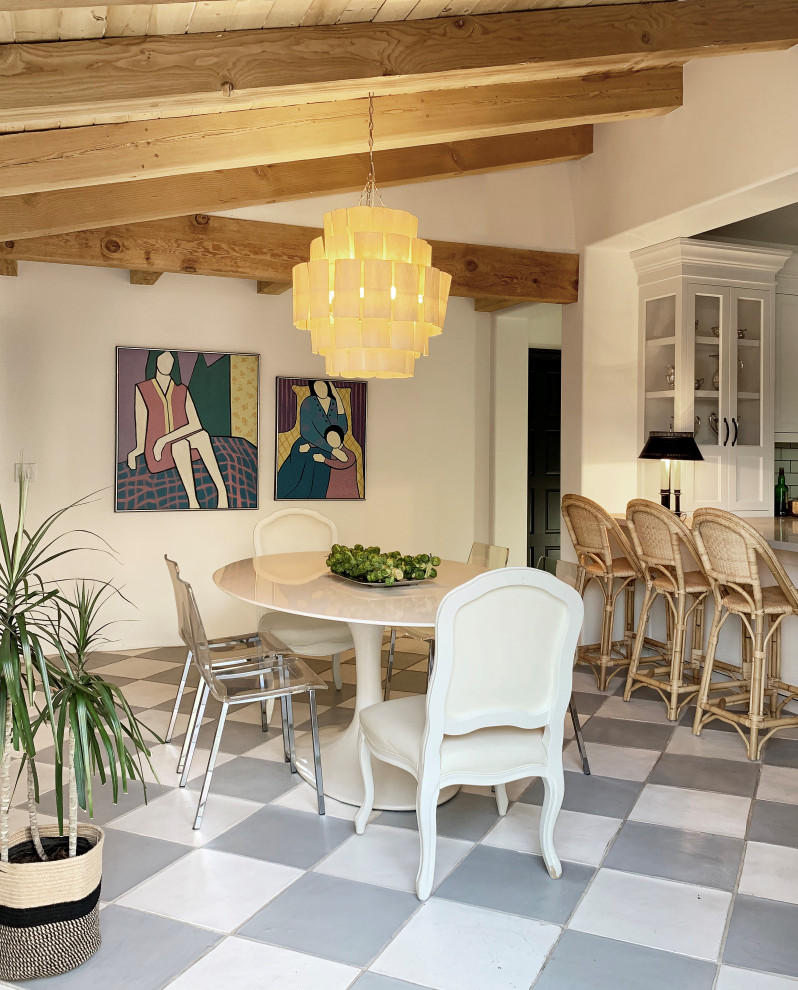 Inspiration för mycket stora klassiska kök med matplatser, med klinkergolv i terrakotta och flerfärgat golv