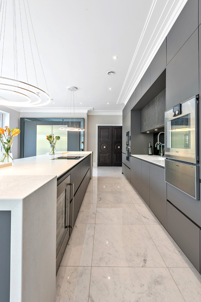 Immagine di una cucina minimalista con ante lisce, ante grigie, paraspruzzi a specchio, pavimento in marmo e pavimento bianco