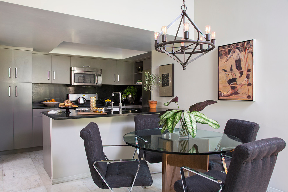 Moderne Wohnküche in U-Form mit flächenbündigen Schrankfronten, grauen Schränken, Küchenrückwand in Schwarz und Küchengeräten aus Edelstahl in Los Angeles