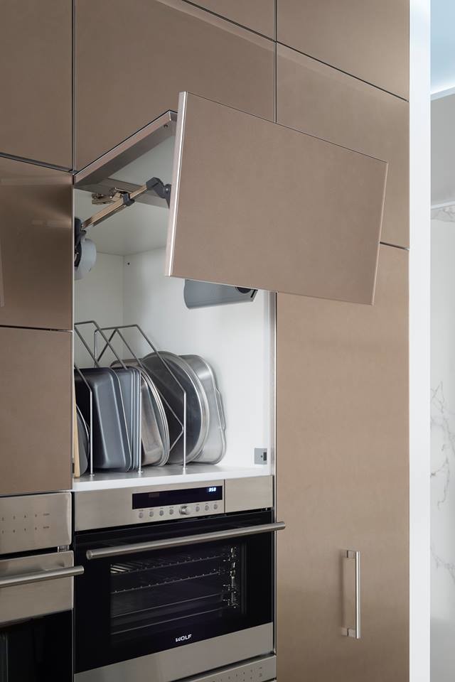 Modelo de cocina comedor minimalista con armarios con paneles lisos, puertas de armario beige y electrodomésticos de acero inoxidable