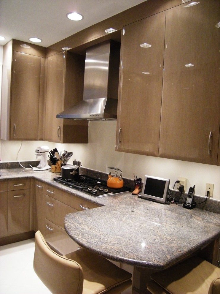 Idéer för ett avskilt, mellanstort modernt u-kök, med släta luckor, bruna skåp, granitbänkskiva och en halv köksö