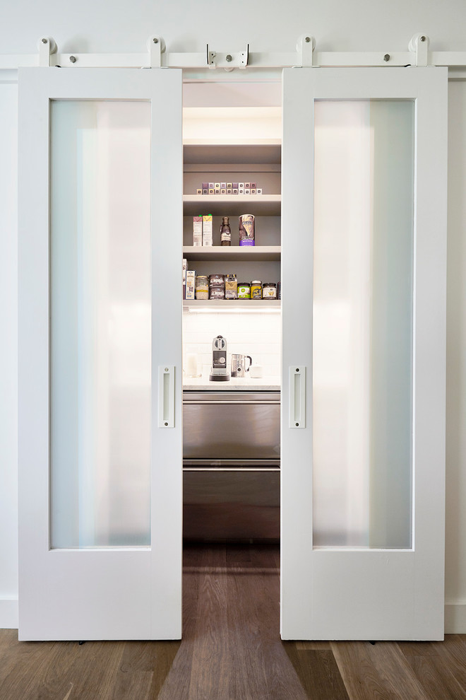 Foto di una grande cucina minimalista con lavello a doppia vasca, ante bianche, top in saponaria, paraspruzzi multicolore, paraspruzzi in marmo, elettrodomestici in acciaio inossidabile, pavimento in legno massello medio, pavimento beige e nessun'anta