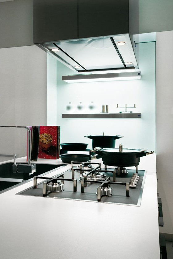 Esempio di una grande cucina moderna con lavello da incasso, ante lisce, ante bianche, elettrodomestici in acciaio inossidabile, pavimento bianco e top bianco