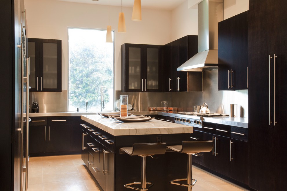 Geschlossene, Große Moderne Küche in U-Form mit flächenbündigen Schrankfronten, schwarzen Schränken, Küchenrückwand in Metallic, Küchengeräten aus Edelstahl und Kücheninsel in Houston