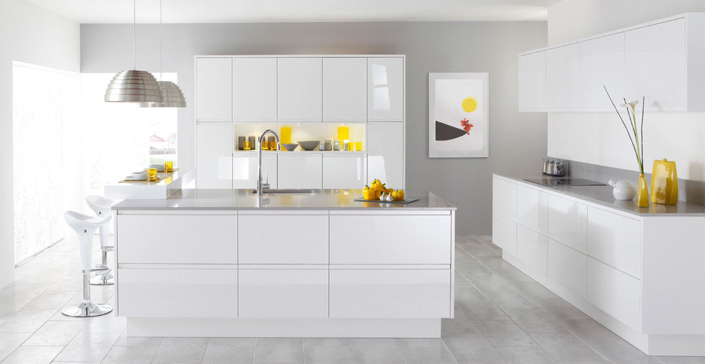 Idéer för ett mellanstort modernt kök, med en undermonterad diskho, släta luckor, vita skåp, marmorbänkskiva, vitt stänkskydd, stänkskydd i cementkakel, vita vitvaror, klinkergolv i terrakotta och en köksö