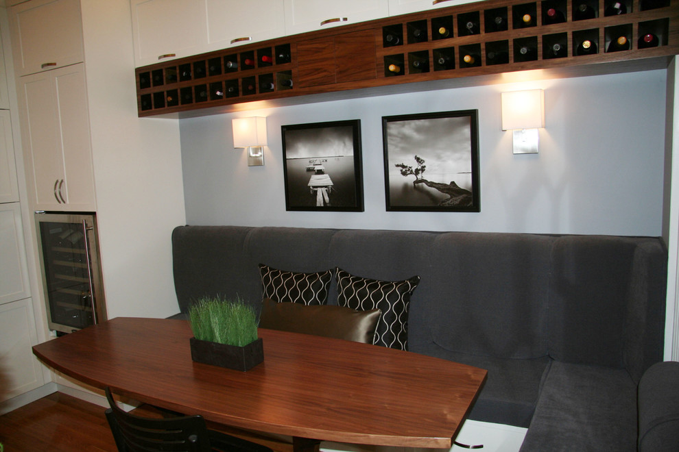 Cette photo montre une salle à manger ouverte sur la cuisine moderne de taille moyenne.