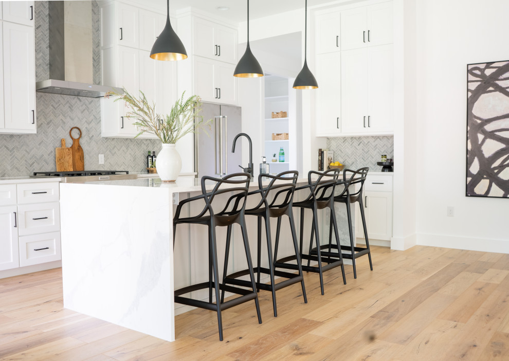 Klassische Küche mit Landhausspüle, Schrankfronten im Shaker-Stil, weißen Schränken, Quarzwerkstein-Arbeitsplatte, Küchenrückwand in Grau und Rückwand aus Steinfliesen in Austin