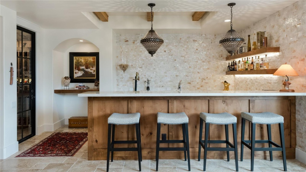 Идея дизайна: угловая кухня с обеденным столом, мраморной столешницей, серым фартуком, фартуком из терракотовой плитки, полом из травертина, островом, серым полом и белой столешницей