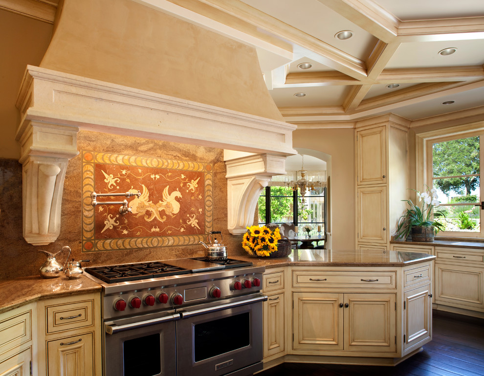 Exempel på ett stort medelhavsstil kök, med släta luckor, skåp i ljust trä, marmorbänkskiva, rostfria vitvaror, mörkt trägolv, flerfärgad stänkskydd, stänkskydd i keramik och brunt golv