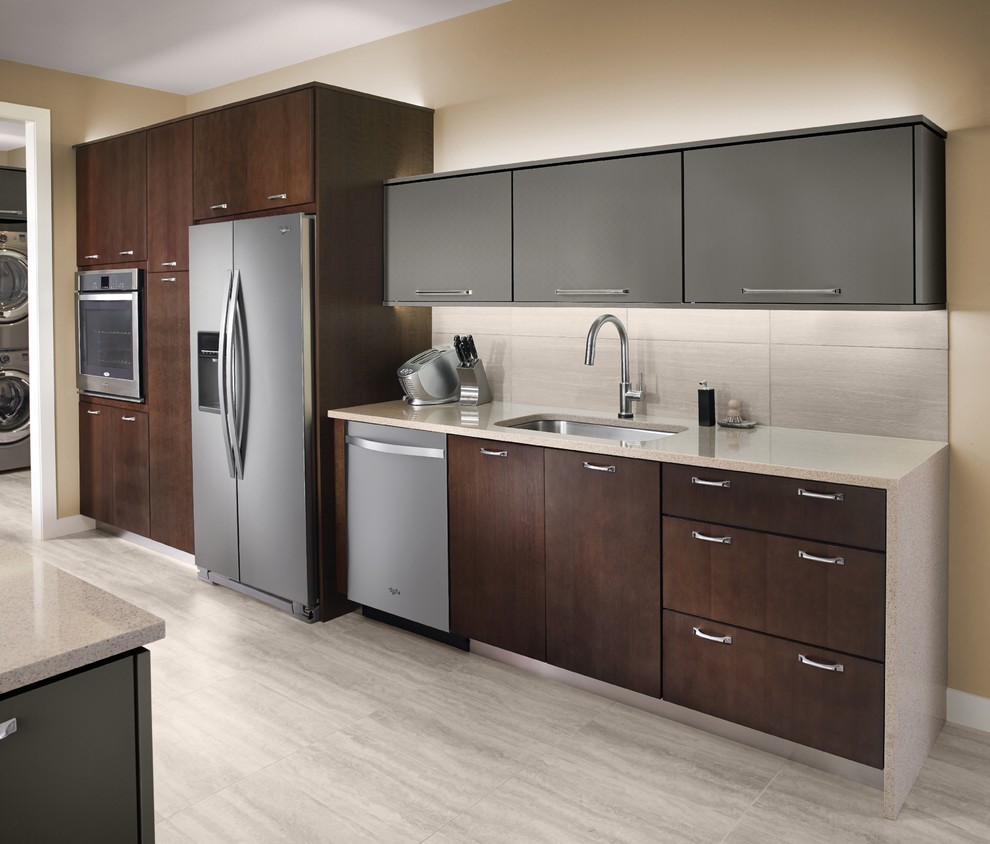 Imagen de cocina moderna con armarios con paneles lisos, puertas de armario grises, encimera de mármol, electrodomésticos de acero inoxidable y una isla