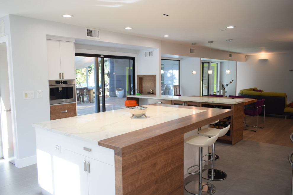 Immagine di una cucina moderna di medie dimensioni con ante lisce e ante bianche