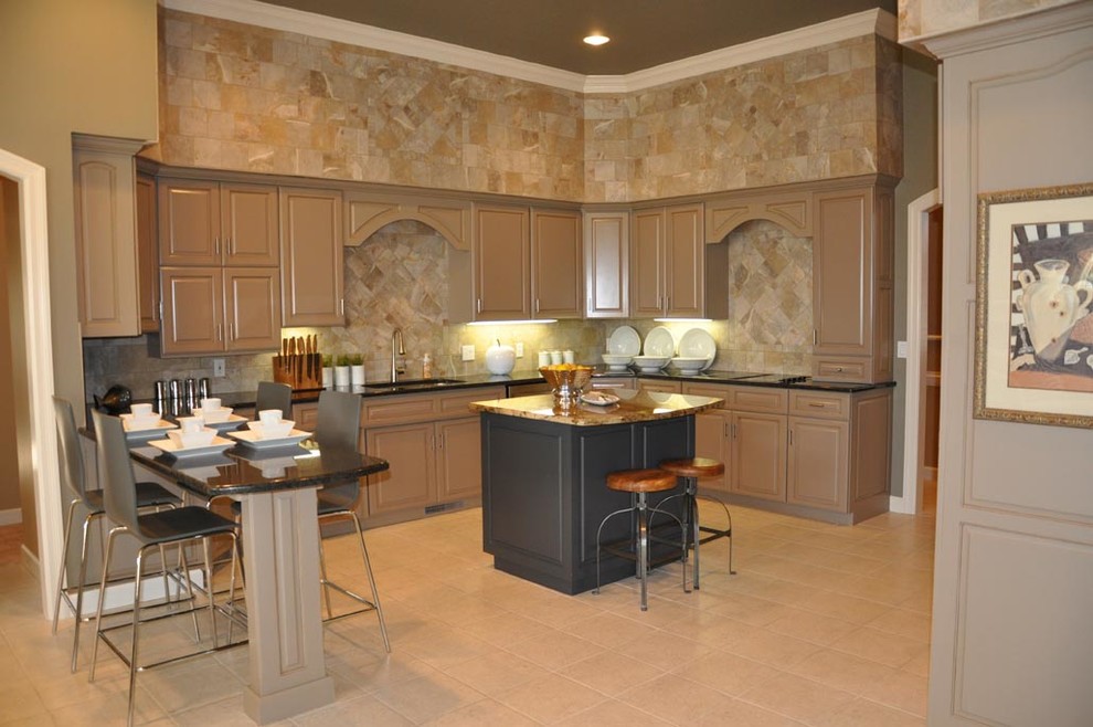 Bild på ett stort funkis kök, med en undermonterad diskho, luckor med upphöjd panel, beige skåp, träbänkskiva, beige stänkskydd, stänkskydd i keramik, integrerade vitvaror, klinkergolv i keramik, en köksö och beiget golv
