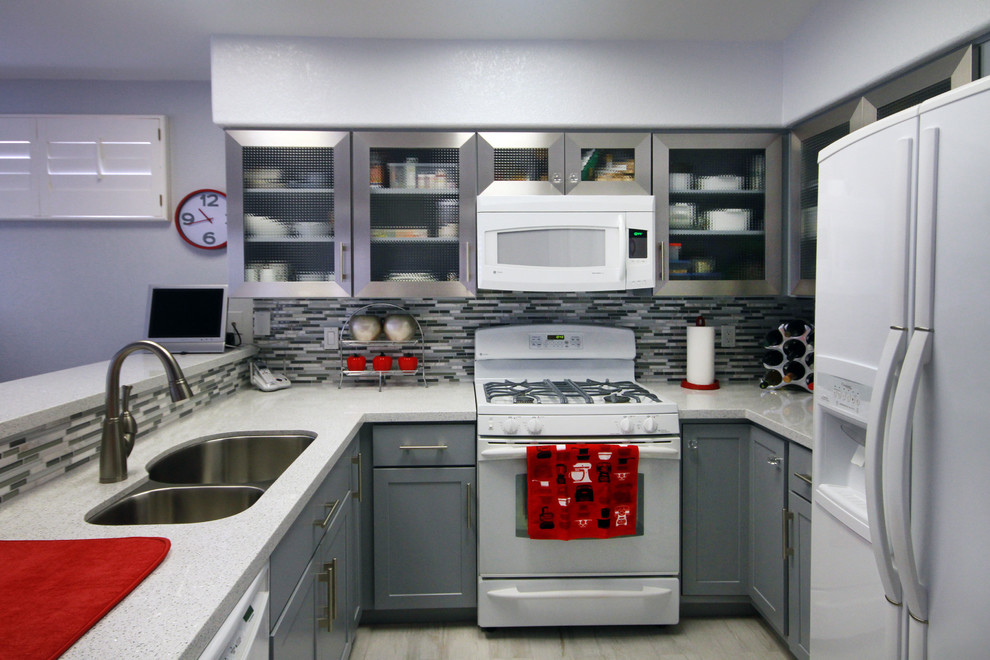 Idéer för ett litet modernt u-kök, med en undermonterad diskho, luckor med glaspanel, grå skåp, bänkskiva i kvarts, flerfärgad stänkskydd, stänkskydd i glaskakel, vita vitvaror, klinkergolv i porslin och en halv köksö