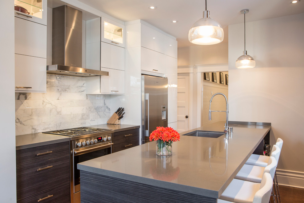 Geschlossene, Zweizeilige, Kleine Moderne Küche mit Unterbauwaschbecken, flächenbündigen Schrankfronten, grauen Schränken und Quarzwerkstein-Arbeitsplatte in Toronto