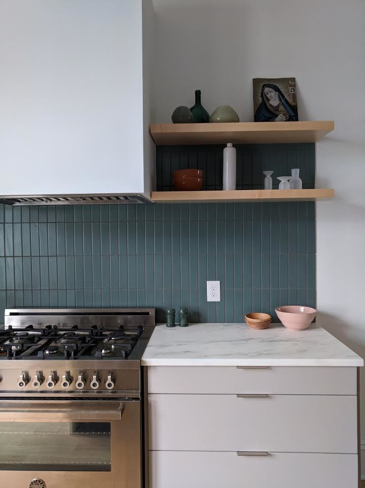ボストンにあるお手頃価格の広いヴィクトリアン調のおしゃれなキッチン (ドロップインシンク、フラットパネル扉のキャビネット、グレーのキャビネット、大理石カウンター、青いキッチンパネル、セラミックタイルのキッチンパネル、シルバーの調理設備、淡色無垢フローリング、ベージュの床、白いキッチンカウンター) の写真