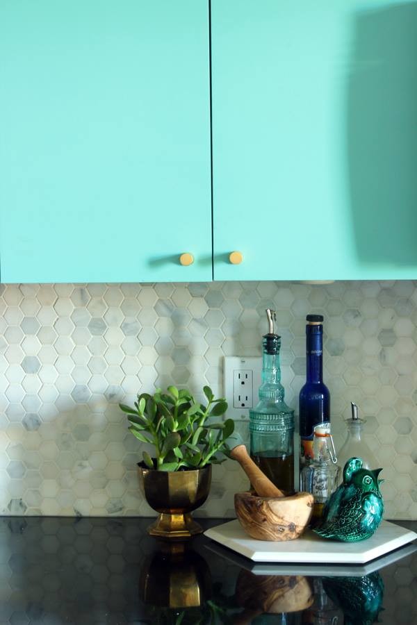 Idee per una cucina moderna con ante lisce, ante blu, paraspruzzi bianco e paraspruzzi con piastrelle in pietra