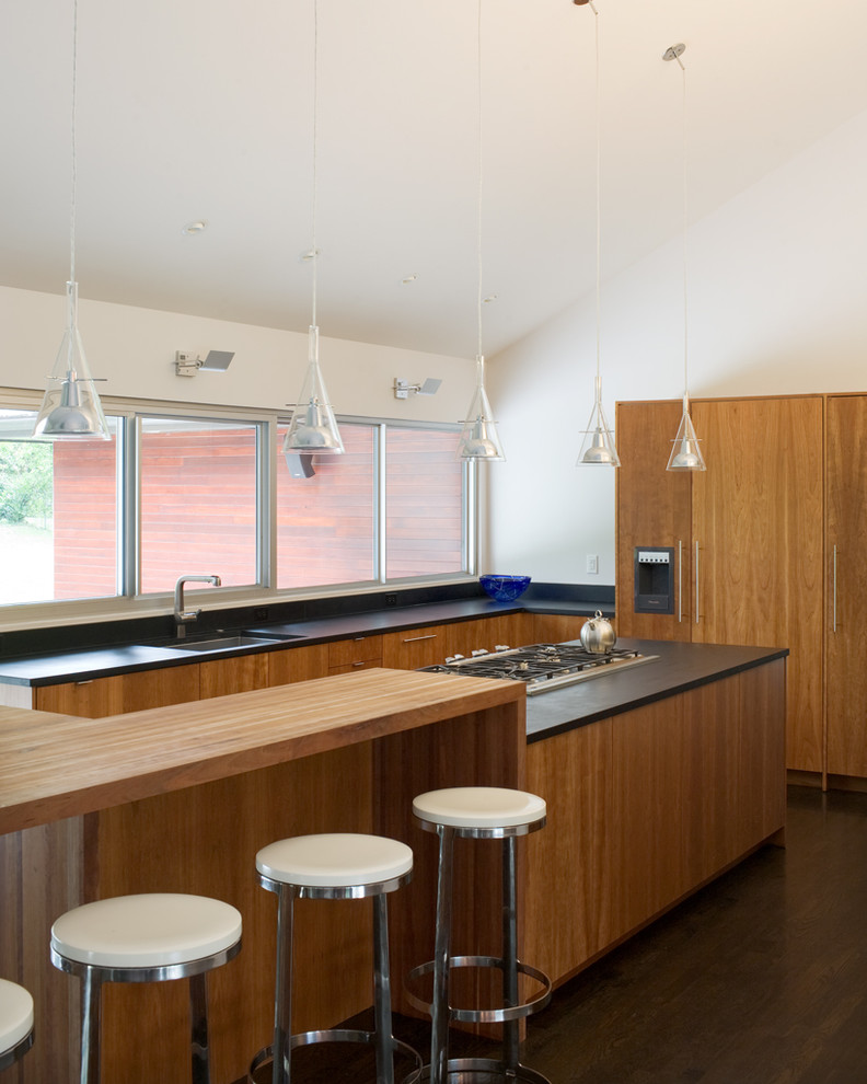 Diseño de cocina minimalista con encimera de madera y barras de cocina