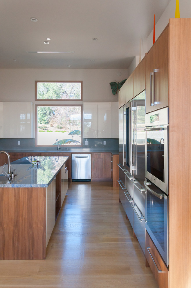 Foto di una grande cucina moderna con lavello sottopiano, ante lisce, ante in legno scuro, top in quarzite, paraspruzzi grigio, paraspruzzi in lastra di pietra e parquet chiaro