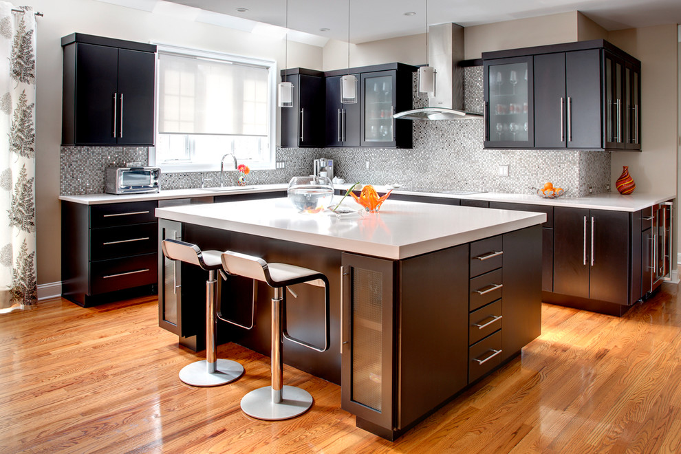 Foto de cocina contemporánea con armarios con paneles lisos, salpicadero metalizado, suelo de madera en tonos medios, una isla y con blanco y negro