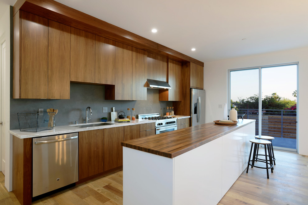 This is an example of a contemporary kitchen in Los Angeles.