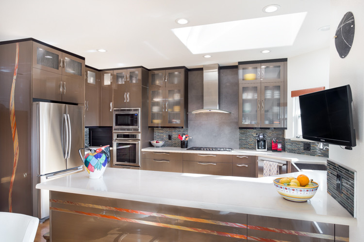 Modern inredning av ett mellanstort kök, med en rustik diskho, släta luckor, bruna skåp, bänkskiva i kvarts, flerfärgad stänkskydd, stänkskydd i mosaik och rostfria vitvaror