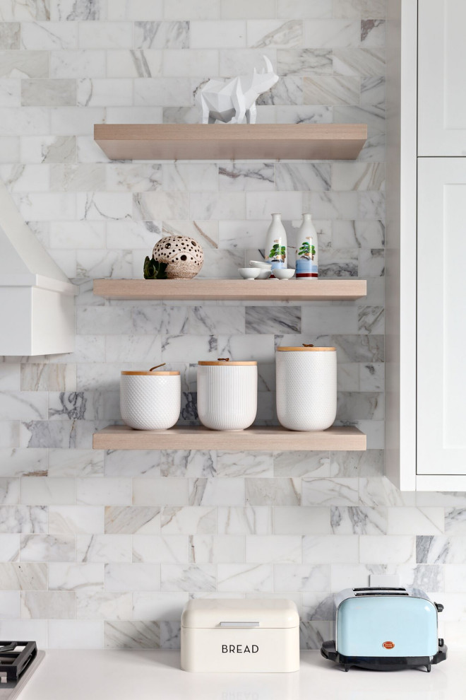 Bild på ett litet funkis grå grått kök, med en enkel diskho, skåp i shakerstil, vita skåp, bänkskiva i kvarts, flerfärgad stänkskydd, stänkskydd i keramik, rostfria vitvaror, plywoodgolv, en köksö och beiget golv