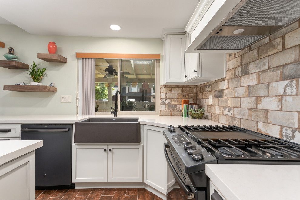 Bild på ett litet rustikt vit vitt kök, med en rustik diskho, skåp i shakerstil, vita skåp, bänkskiva i koppar, flerfärgad stänkskydd, stänkskydd i tegel, rostfria vitvaror, klinkergolv i keramik, en köksö och brunt golv