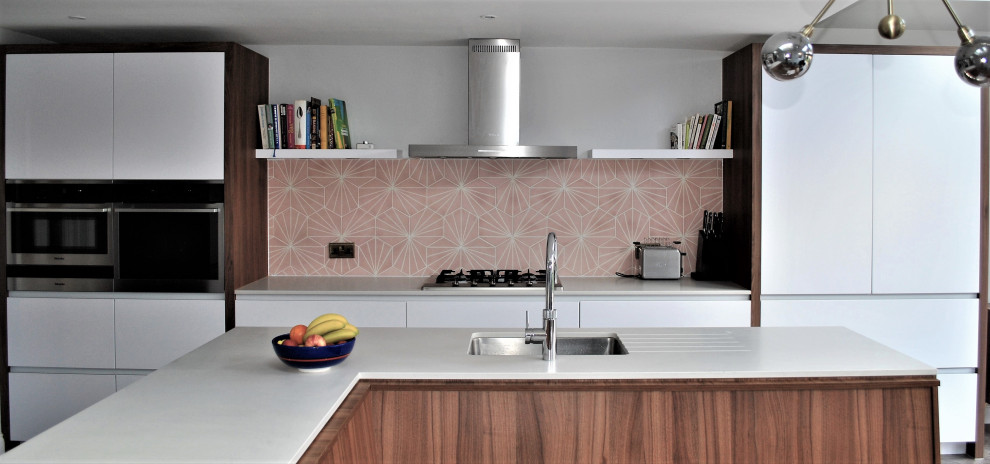Esempio di una grande cucina moderna con lavello integrato, ante lisce, ante bianche, top in superficie solida, paraspruzzi rosa, paraspruzzi con piastrelle in ceramica, elettrodomestici in acciaio inossidabile, pavimento in linoleum, pavimento grigio e top grigio