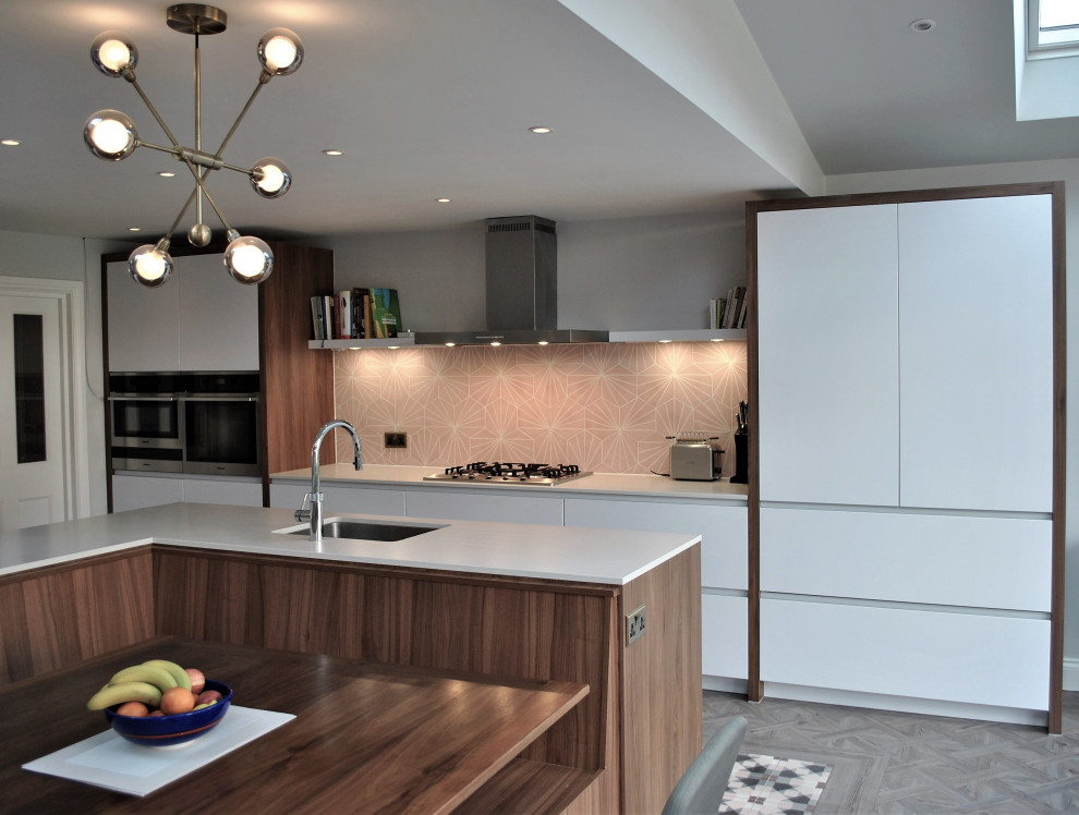 Idéer för ett stort modernt grå kök, med en integrerad diskho, släta luckor, vita skåp, bänkskiva i koppar, rosa stänkskydd, stänkskydd i keramik, rostfria vitvaror, linoleumgolv och grått golv
