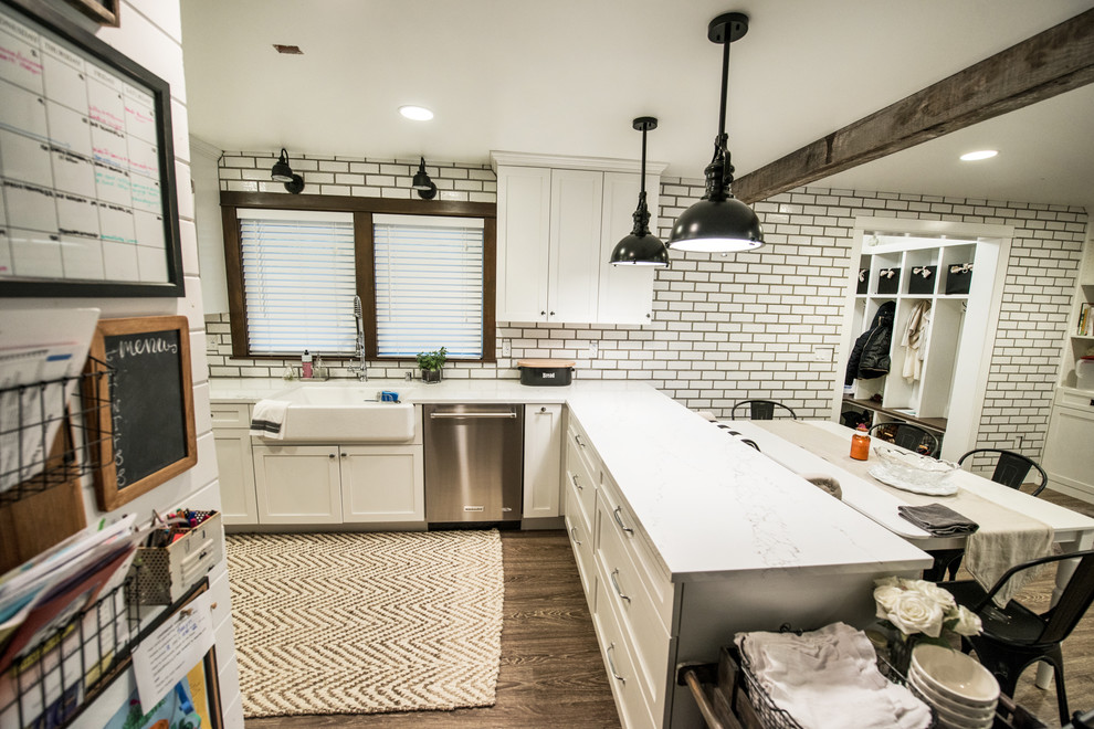 Moderne Küche mit Landhausspüle, Küchenrückwand in Weiß, Rückwand aus Backstein und Küchengeräten aus Edelstahl in Seattle