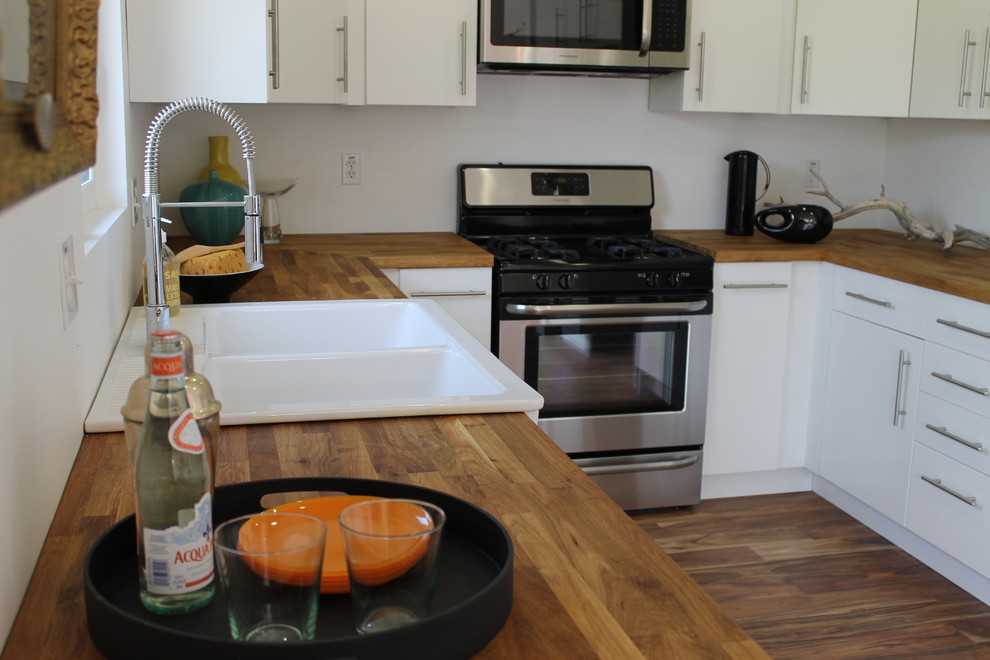 Modern White and Acacia Wood Floor Modern Kitchen Los