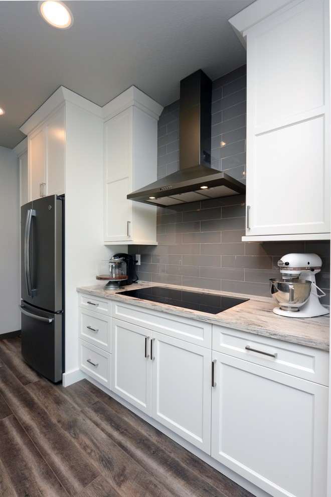 Exempel på ett litet lantligt beige beige kök och matrum, med en undermonterad diskho, skåp i shakerstil, vita skåp, bänkskiva i koppar, grått stänkskydd, stänkskydd i keramik, rostfria vitvaror, laminatgolv, en köksö och brunt golv