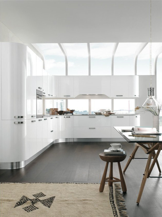 Источник вдохновения для домашнего уюта: большая угловая кухня в стиле модернизм с плоскими фасадами, белыми фасадами, техникой из нержавеющей стали, темным паркетным полом, коричневым полом и белой столешницей