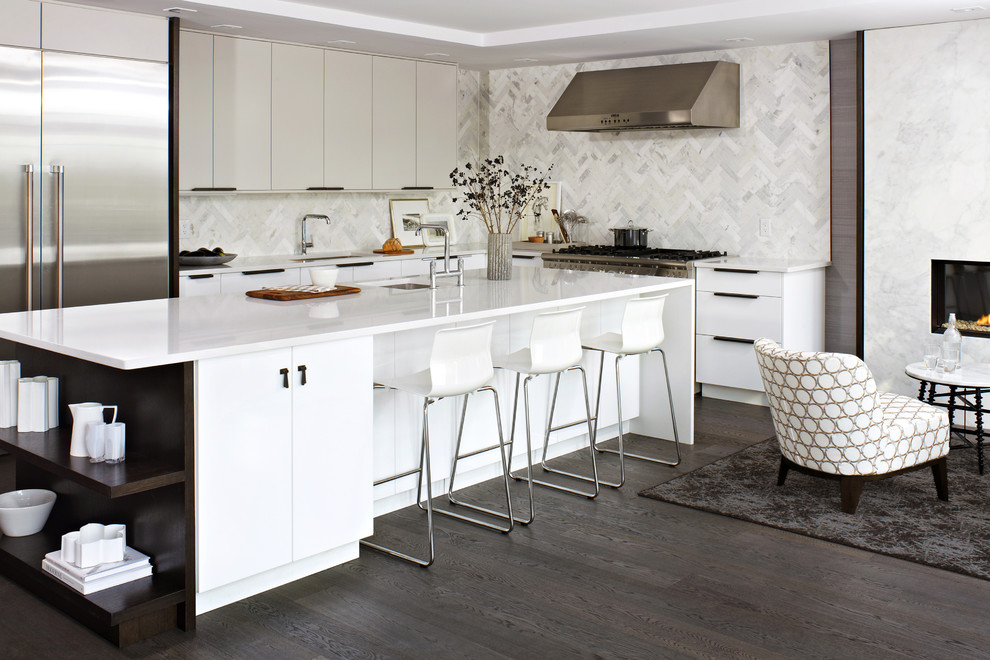 Inspiration for a mid-sized contemporary l-shaped dark wood floor and brown floor open concept kitchen remodel in Toronto with stainless steel appliances, marble backsplash, an undermount sink, flat-panel cabinets, white cabinets, quartzite countertops, white backsplash and an island