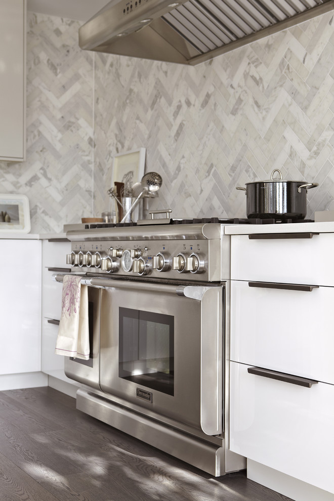 Inspiration for a mid-sized contemporary l-shaped dark wood floor and brown floor open concept kitchen remodel in Toronto with an undermount sink, flat-panel cabinets, white cabinets, quartzite countertops, white backsplash, marble backsplash, stainless steel appliances and an island