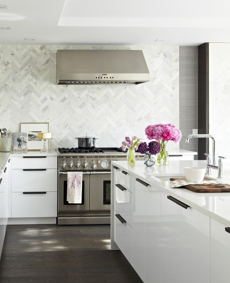 Example of a mid-sized trendy l-shaped dark wood floor and brown floor open concept kitchen design in Toronto with an undermount sink, flat-panel cabinets, white cabinets, quartzite countertops, white backsplash, stainless steel appliances, marble backsplash and an island