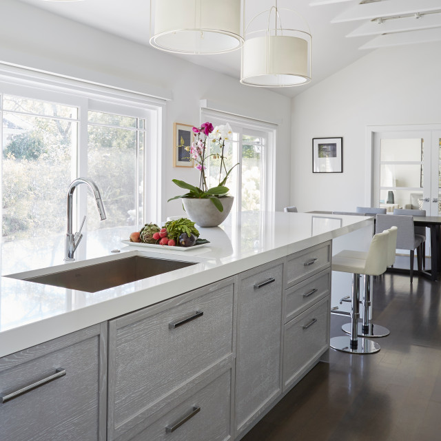Modern White Kitchen in Wilmette, IL Clásico renovado Cocina