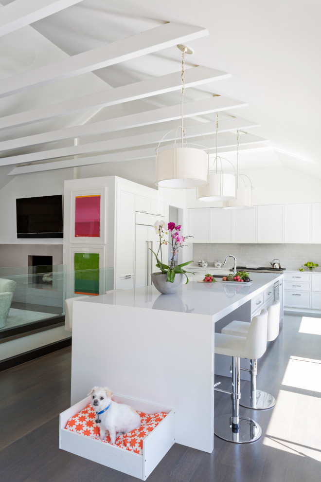 Foto de cocina clásica renovada con salpicadero blanco, electrodomésticos de acero inoxidable, una isla y vigas vistas