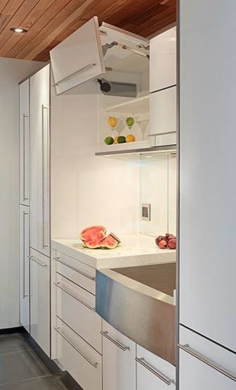 Trendy kitchen photo in Vancouver