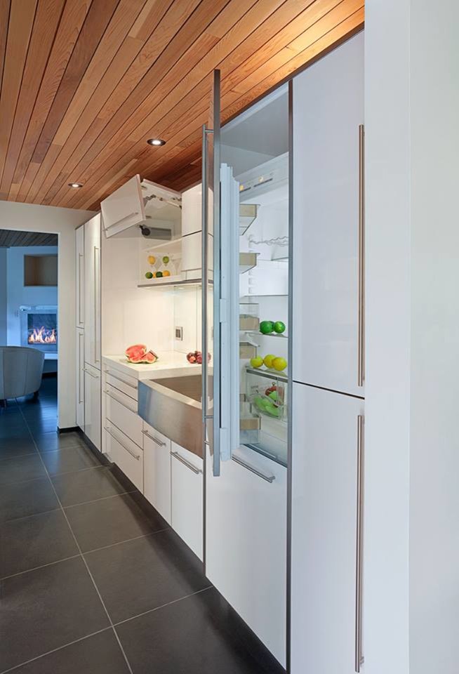 Kitchen - contemporary kitchen idea in Vancouver