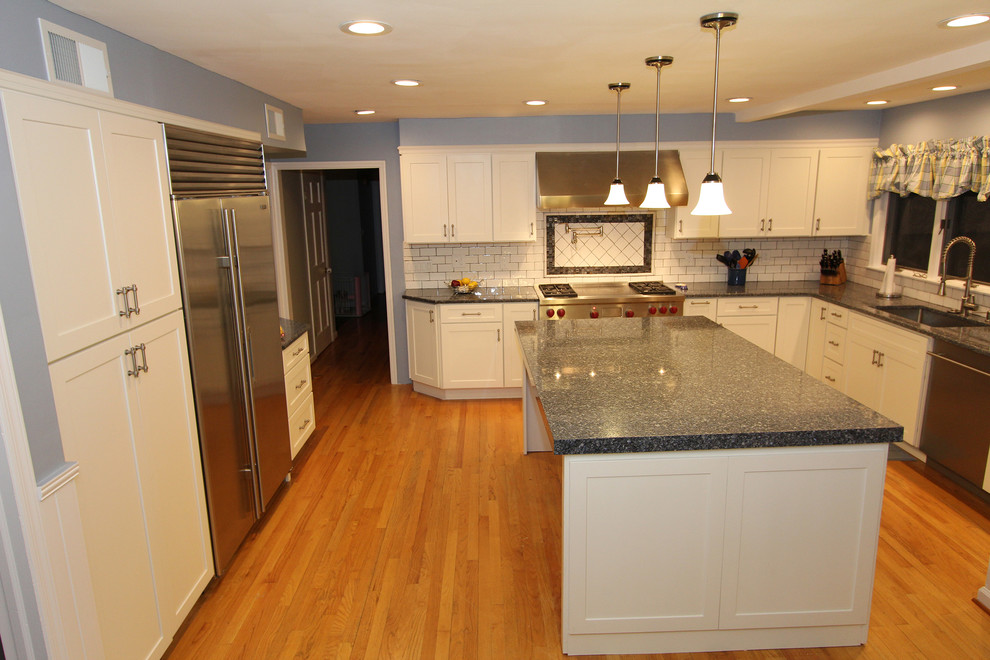 Esempio di una cucina chic di medie dimensioni con ante in stile shaker, ante bianche, elettrodomestici in acciaio inossidabile e pavimento in legno massello medio