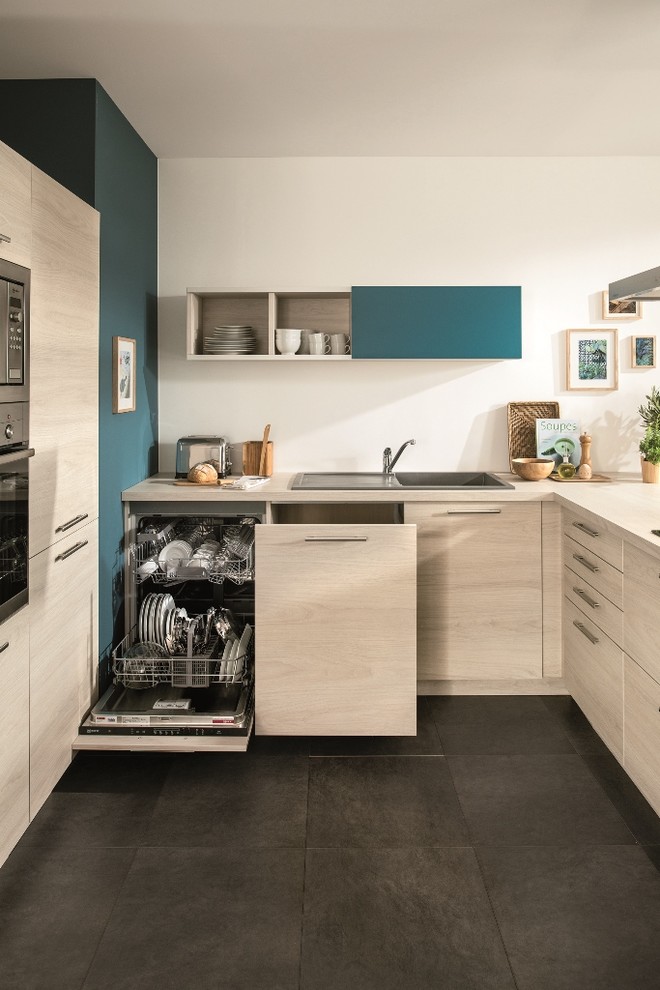 Immagine di una cucina design di medie dimensioni con ante lisce, ante in legno chiaro e penisola