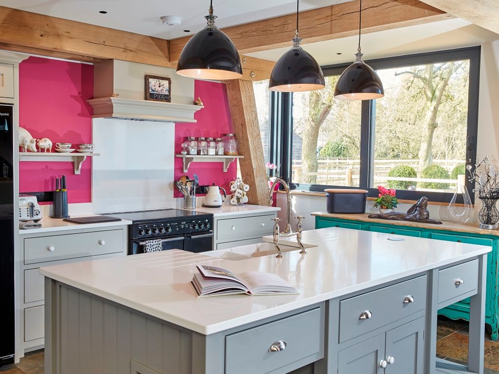 Foto di una cucina minimal di medie dimensioni con lavello stile country, ante in stile shaker, ante grigie, top in quarzite, elettrodomestici neri e pavimento in ardesia
