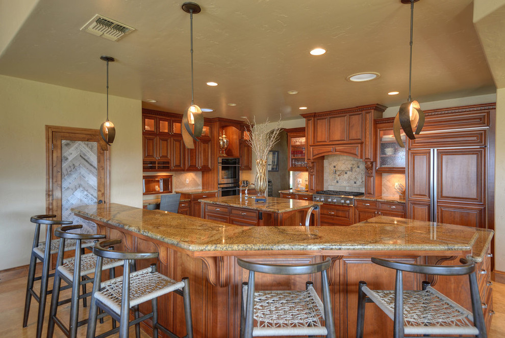 Foto på ett stort vintage kök, med luckor med infälld panel, skåp i mellenmörkt trä, granitbänkskiva, beige stänkskydd, stänkskydd i sten, rostfria vitvaror, klinkergolv i porslin och flera köksöar