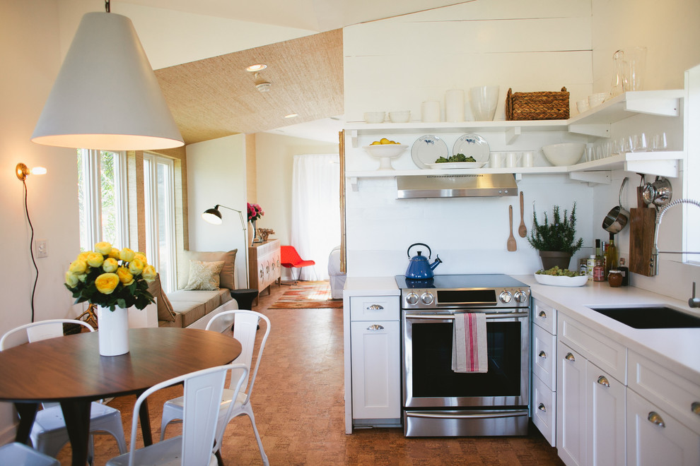 Kleine Landhausstil Wohnküche ohne Insel in L-Form mit Unterbauwaschbecken, Schrankfronten im Shaker-Stil und weißen Schränken in Los Angeles