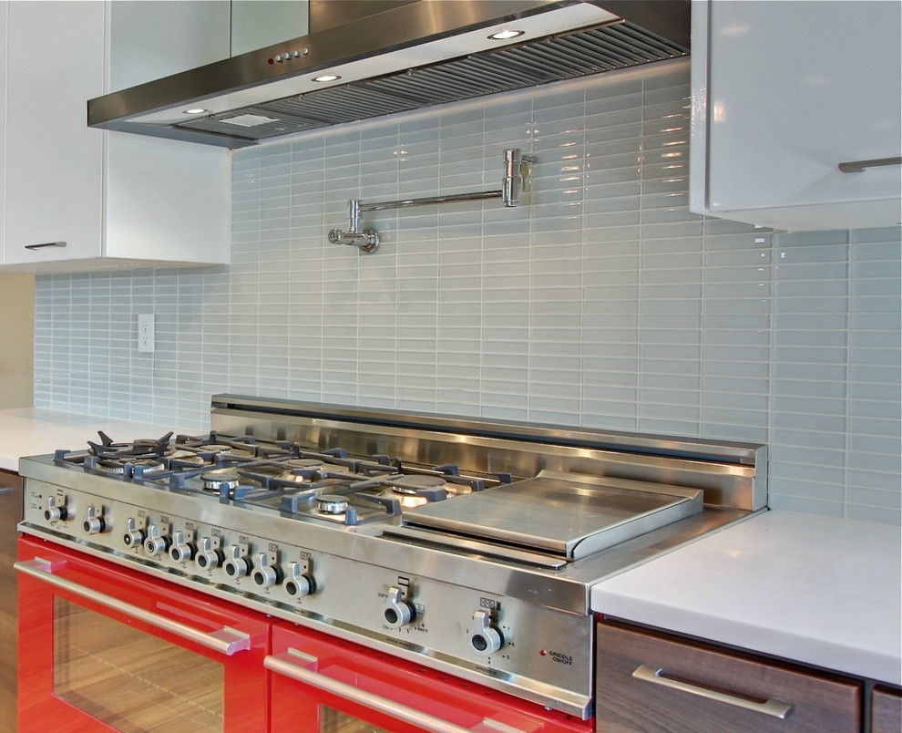 Imagen de cocina actual con electrodomésticos de colores, salpicadero blanco y salpicadero de azulejos de vidrio