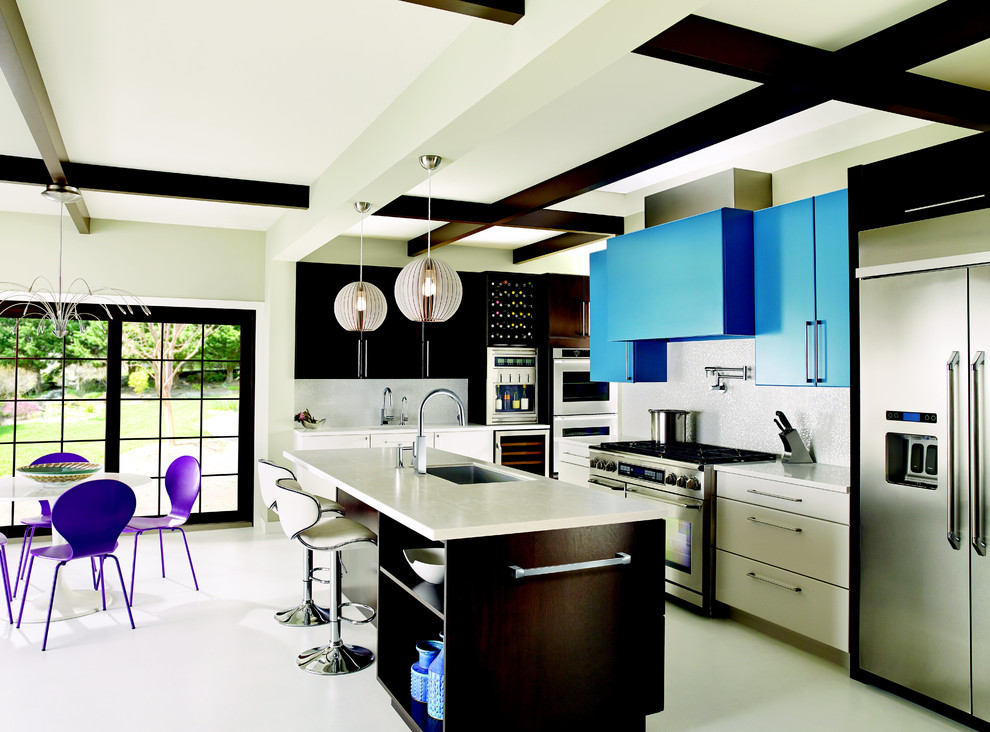 クリーブランドにある広いコンテンポラリースタイルのおしゃれなキッチン (アンダーカウンターシンク、フラットパネル扉のキャビネット、ターコイズのキャビネット、白いキッチンパネル、セラミックタイルのキッチンパネル、シルバーの調理設備、コンクリートの床) の写真