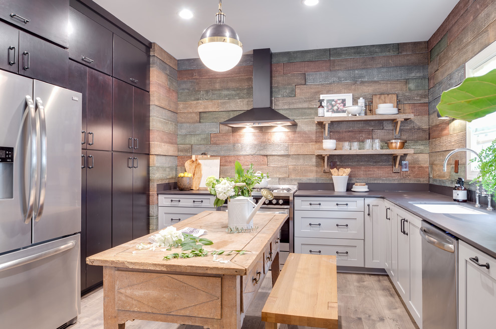 Foto på ett avskilt, mellanstort rustikt u-kök, med en undermonterad diskho, luckor med infälld panel, vita skåp, bänkskiva i koppar, beige stänkskydd, stänkskydd i trä, rostfria vitvaror, ljust trägolv, en köksö och beiget golv