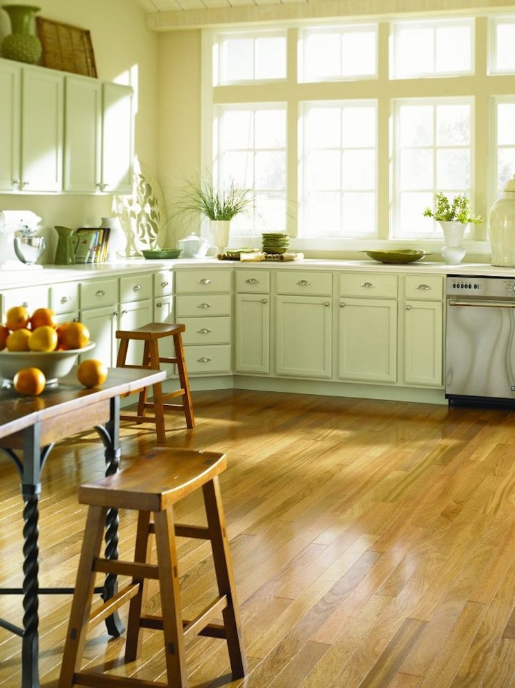 Ejemplo de cocina de estilo de casa de campo con armarios con paneles empotrados, electrodomésticos de acero inoxidable y suelo de madera clara